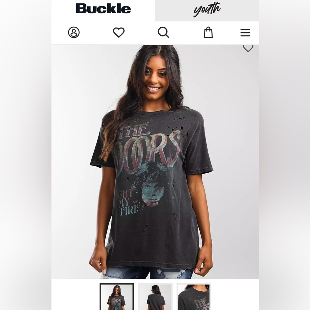 The buckle graphic T